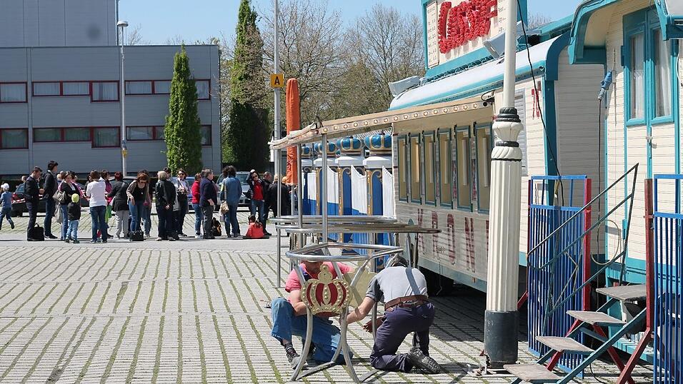 Nur noch einige wenige Handgriffe, dann kann die Show beginnen. Nur noch einige wenige Handgriffe, dann kann die Show beginnen.