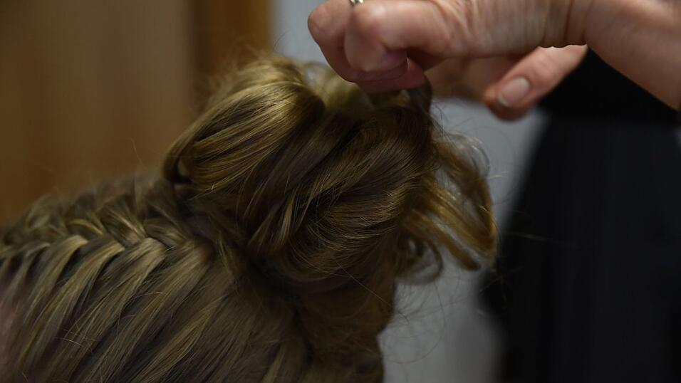 Wenn es nicht so aufgeräumt sein soll, formen Sie ihre Haare zu einem trendigen Messy Bun. Frisiert von Renate Aigner, Friseurmeisterin in ihrer Frisurengalerie in Straubing. Wenn es nicht so aufgeräumt sein soll, formen Sie ihre Haare zu einem trendigen Messy Bun. Frisiert von Renate Aigner, Friseurmeisterin in ihrer Frisurengalerie in Straubing.
