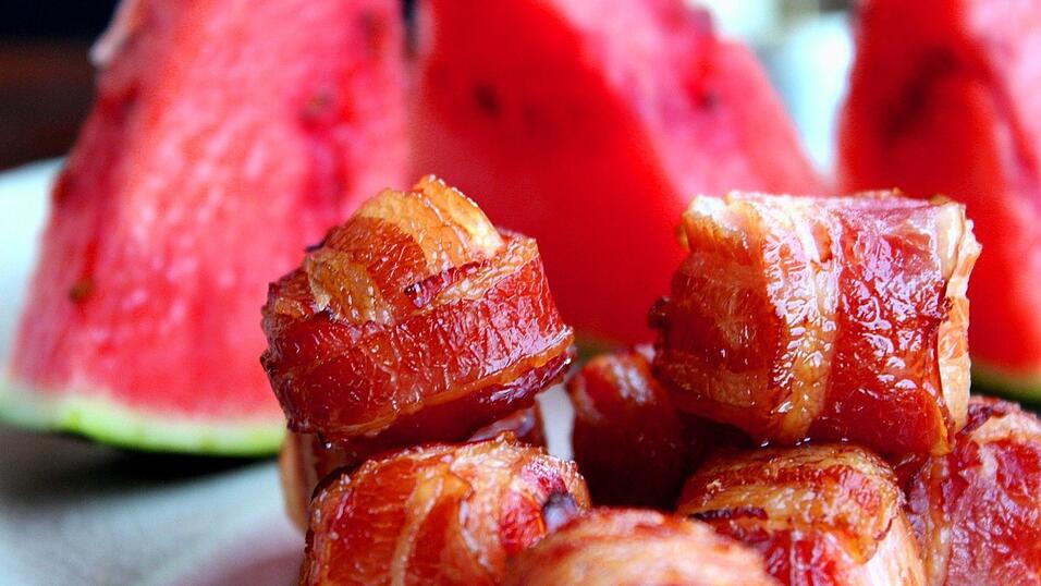 Knusprig-fruchtig und die ideale Vorspeise für einen gelungenen Grillabend: Melone im Speckmantel.