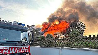 Beim Eintreffen der ersten Einsatzkräfte steht der Dachstuhl der Garage in Vollbrand.