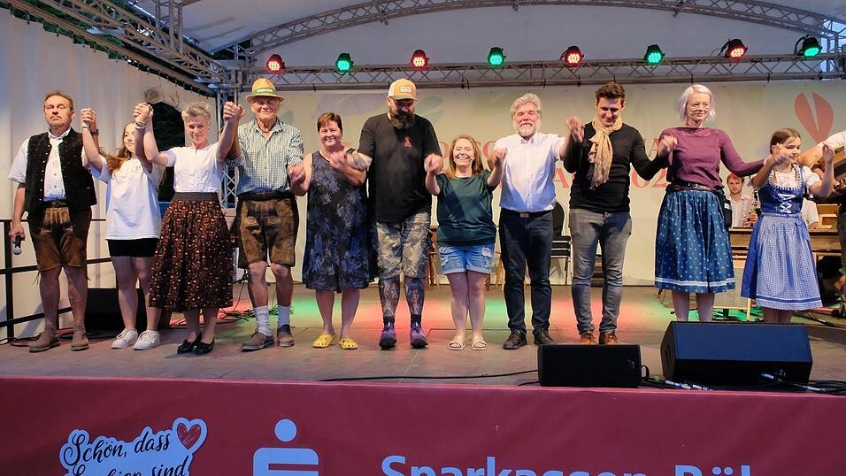 Bot eine ganz tolle Show: Das Ensemble des Vereins „Further Theaterallerlei“ beim Schlussapplaus.