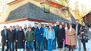 B&uuml;rgermeisterkandidat Andreas F&uuml;rst (vorne) mit den Stadtratsbewerbern der VAW vor der Schussh&uuml;tte.