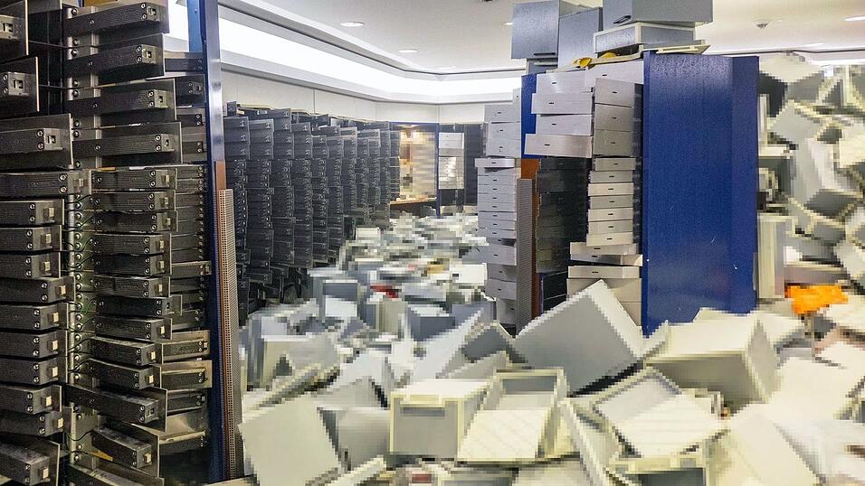 Erste Dokumente aus dem verw&uuml;steten Tresorraum in Gelsenkirchen werden zur&uuml;ckgegeben.