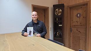 Die Hardware-Lösung stammt aus San Francisco, die KI dazu aus Viechtach: „Pocket“ heißt das kleine Gerät, das Christian Kirsch zusammen mit seinem Buch präsentiert. Die Hardware-Lösung stammt aus San Francisco, die KI dazu aus Viechtach: „Pocket“ heißt das kleine Gerät, das Christian Kirsch zusammen mit seinem Buch präsentiert.