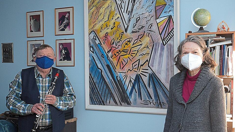 Der Musiker Georg Reindl, das Gemälde und die Künstlerin Sigrid Hofer.