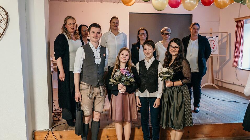 Die beiden Prinzenpaare der Narrhalla Mainburg freuen sich schon auf die Faschingssaison. Die Kinder- und Jugendgarde feiert heute Inthronisation, die Erwachsenengarde dann am Samstag. Die beiden Prinzenpaare der Narrhalla Mainburg freuen sich schon auf die Faschingssaison. Die Kinder- und Jugendgarde feiert heute Inthronisation, die Erwachsenengarde dann am Samstag.