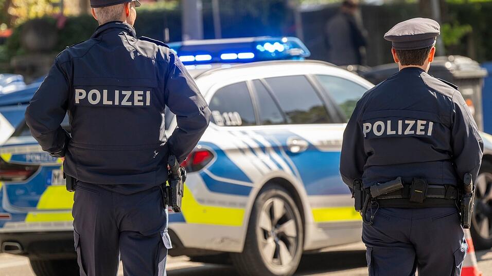 Das Polizeiaufgabengesetz regelt, wann Polizistinnen und Polizisten zur Gefahrenabwehr eingreifen dürfen. Das Polizeiaufgabengesetz regelt, wann Polizistinnen und Polizisten zur Gefahrenabwehr eingreifen dürfen.