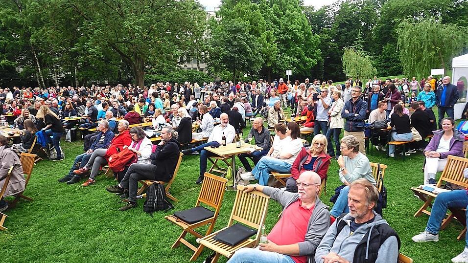 Viele Fans der Nacht in Blau kamen in den Stadtpark. Viele Fans der Nacht in Blau kamen in den Stadtpark.