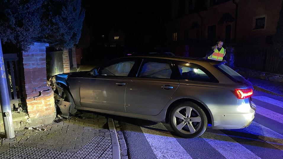Der mutma&szlig;lich gestohlene Audi A6. Die Verfolgungsjagd mit der Polizei endete an einer Gartenmauer in Tschechien.&nbsp;