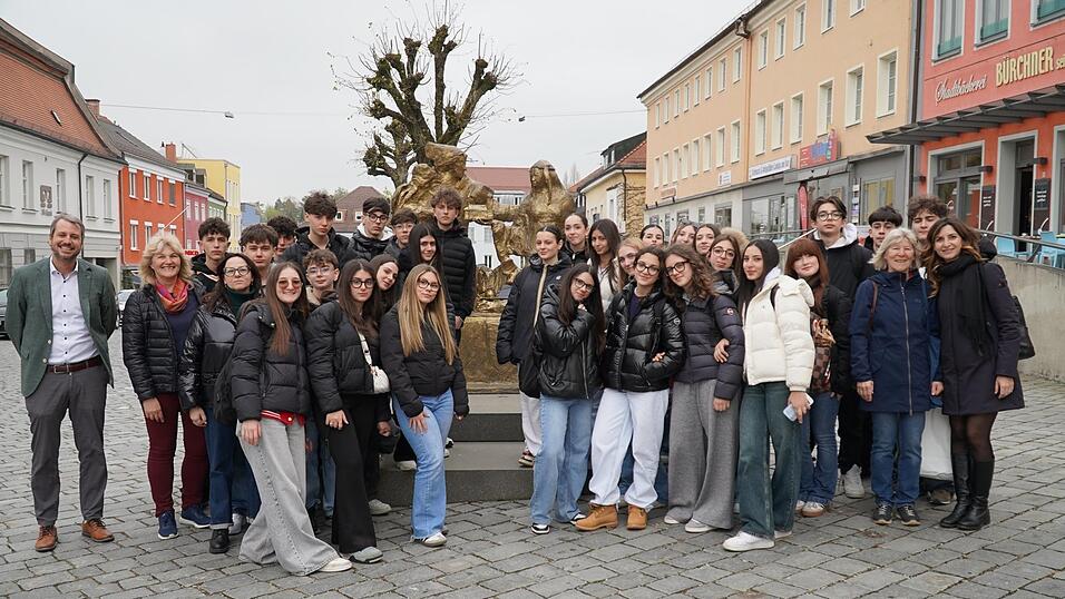Die italienischen Austauschsch&uuml;ler trafen B&uuml;rgermeister Matthias Kohlmayer (l.).
