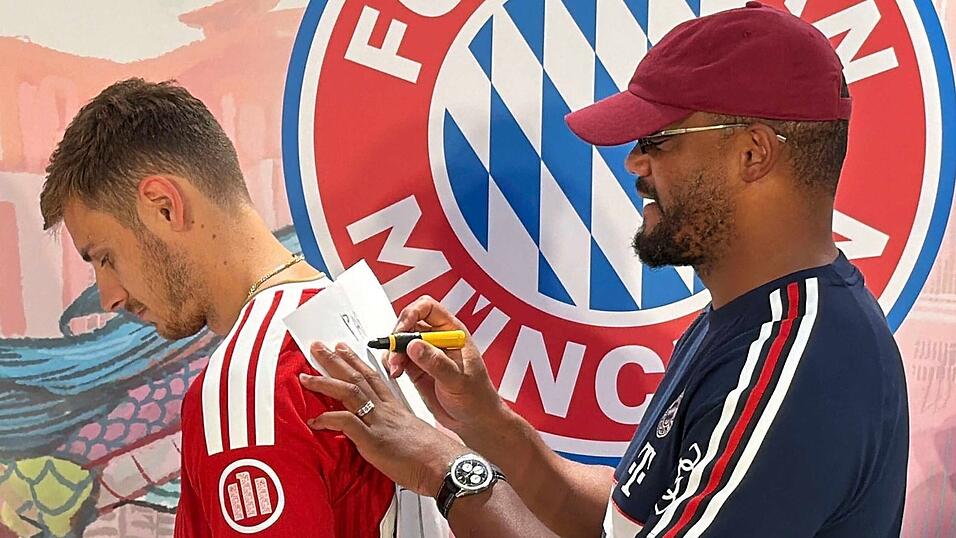 Trainer Vincent Kompany (r) malt - und Josip Stanisic muss raten. Trainer Vincent Kompany (r) malt - und Josip Stanisic muss raten.