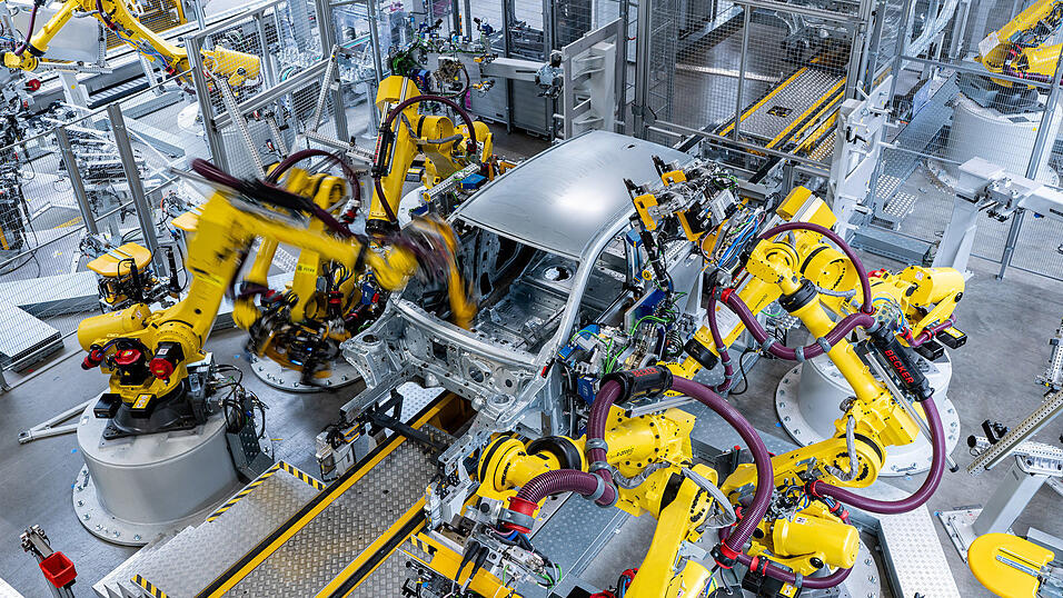 In der neuen BMW-Produktionshalle in Neutraubling (Kreis Regensburg) sind derzeit 150 Mitarbeiter beschäftigt und 294 Roboter im Einsatz.