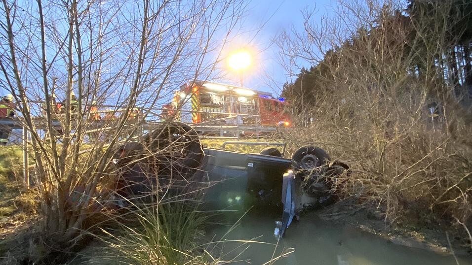 Das Auto landete im Bach. Das Auto landete im Bach.