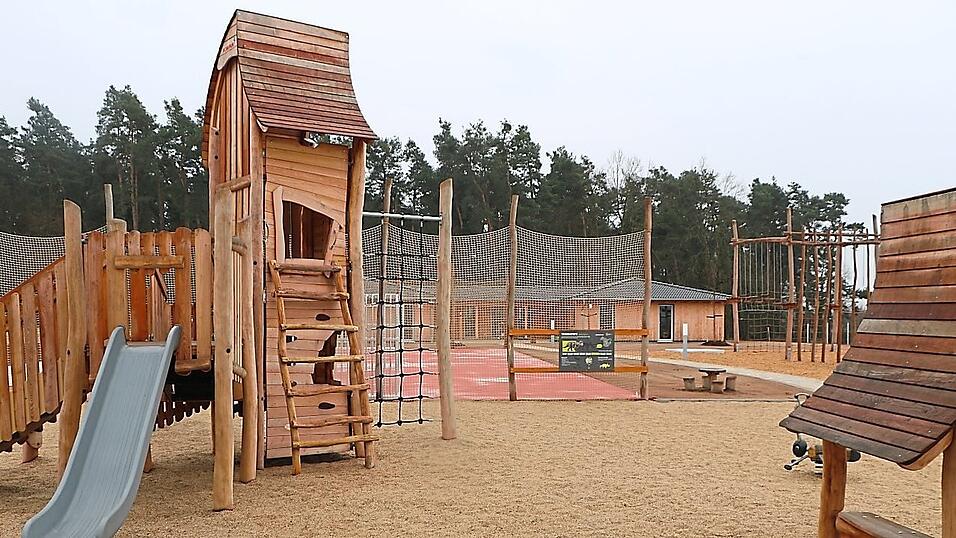 Das Au&szlig;engel&auml;nde ist unter anderem mit einem Spielplatz inklusive aufwendiger Ger&auml;te wie etwa dem Rutschenturm ausgestattet.