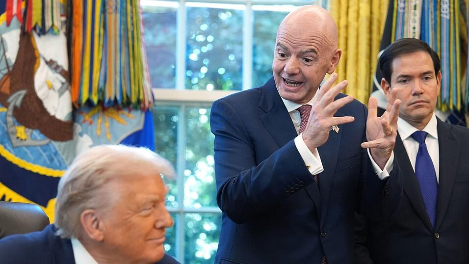 FIFA-Präsident Gianni Infantino (r) hält die USA als WM-Gastgeber für ein sicheres Land. FIFA-Präsident Gianni Infantino (r) hält die USA als WM-Gastgeber für ein sicheres Land.