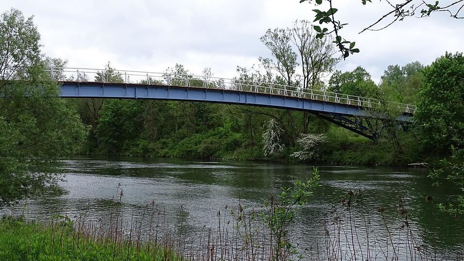 Auf halbem Weg zwischen den Isarbrücken in Landshut und Niederaichbach überspannt der Isarsteg den Fluss. Auf halbem Weg zwischen den Isarbrücken in Landshut und Niederaichbach überspannt der Isarsteg den Fluss.