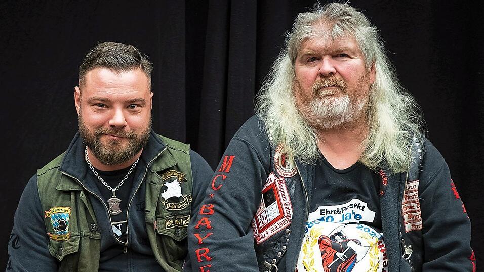 Grave-Diggers-'Präsi' Zoccer (rechts) mit einem Kollegen. Grave-Diggers-'Präsi' Zoccer (rechts) mit einem Kollegen.