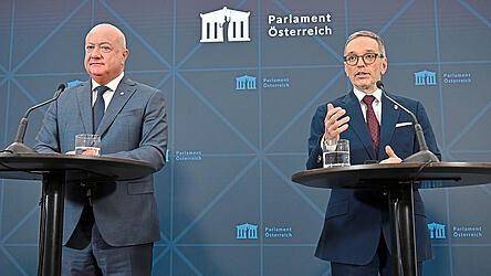 Durch den Beginn von Koalitionsverhandlungen unter dem geschäftsführenden ÖVP-Parteichef Christian Strocker (l.) und FPÖ-Chef Herbert Kickl reißt die ÖVP die politische Brandmauer in Österreich ein.