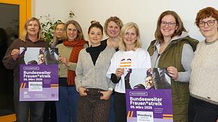 Initiatorin Susanne Kerscher (3. v. r.) mit einem Teil des Teams, das die Kundgebung in Moosburg organisiert.