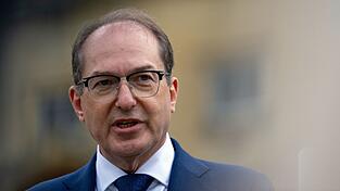 Alexander Dobrindt fordert die Umsetzung der vereinbarten Reformen. Alexander Dobrindt fordert die Umsetzung der vereinbarten Reformen.