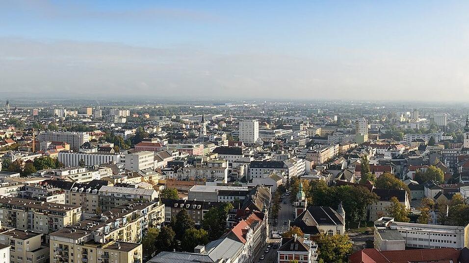 Wels liegt im Herzen Oberösterreichs und ist mit einer Gesamtbevölkerung von rund 63000 Einwohnern ein großer Wirtschafts- und Arbeitsplatzstandort. Wels liegt im Herzen Oberösterreichs und ist mit einer Gesamtbevölkerung von rund 63000 Einwohnern ein großer Wirtschafts- und Arbeitsplatzstandort.
