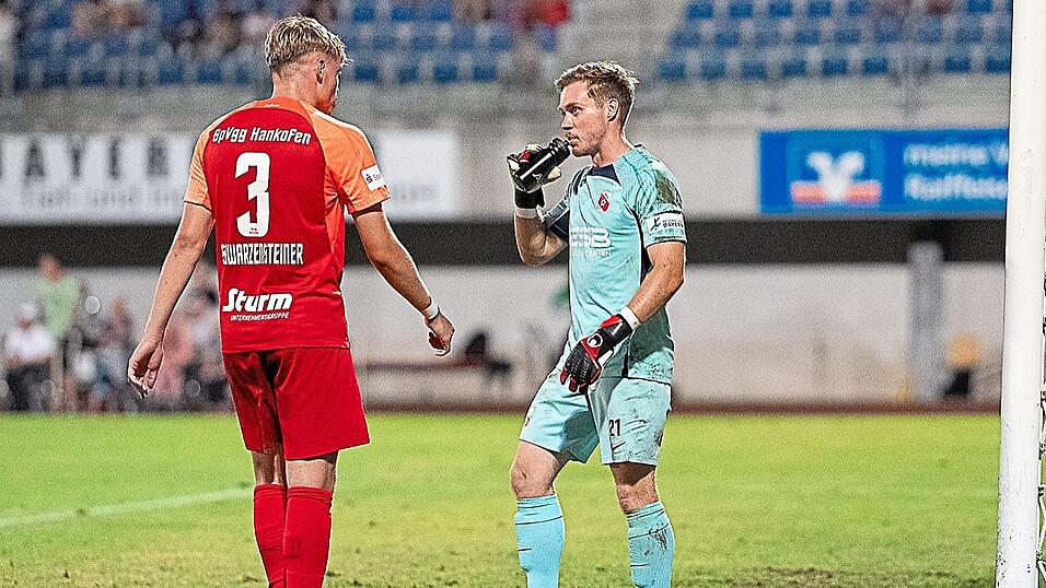 Nur wenig Zeit zum Grübeln und Ausruhen bleibt den Spielern der SpVgg Hankofen - hier Abwehr-Neuzugang Benedikt Schwarzensteiner (l.) und Torwart Sebastian Maier - nach dem 1:4 am Freitag in der Regionalliga bei Burghausen: Bereits am Dienstagabend geht es im Pokal daheim gegen Türkgücü München. Nur wenig Zeit zum Grübeln und Ausruhen bleibt den Spielern der SpVgg Hankofen - hier Abwehr-Neuzugang Benedikt Schwarzensteiner (l.) und Torwart Sebastian Maier - nach dem 1:4 am Freitag in der Regionalliga bei Burghausen: Bereits am Dienstagabend geht es im Pokal daheim gegen Türkgücü München.
