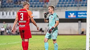 Nur wenig Zeit zum Grübeln und Ausruhen bleibt den Spielern der SpVgg Hankofen - hier Abwehr-Neuzugang Benedikt Schwarzensteiner (l.) und Torwart Sebastian Maier - nach dem 1:4 am Freitag in der Regionalliga bei Burghausen: Bereits am Dienstagabend geht es im Pokal daheim gegen Türkgücü München.