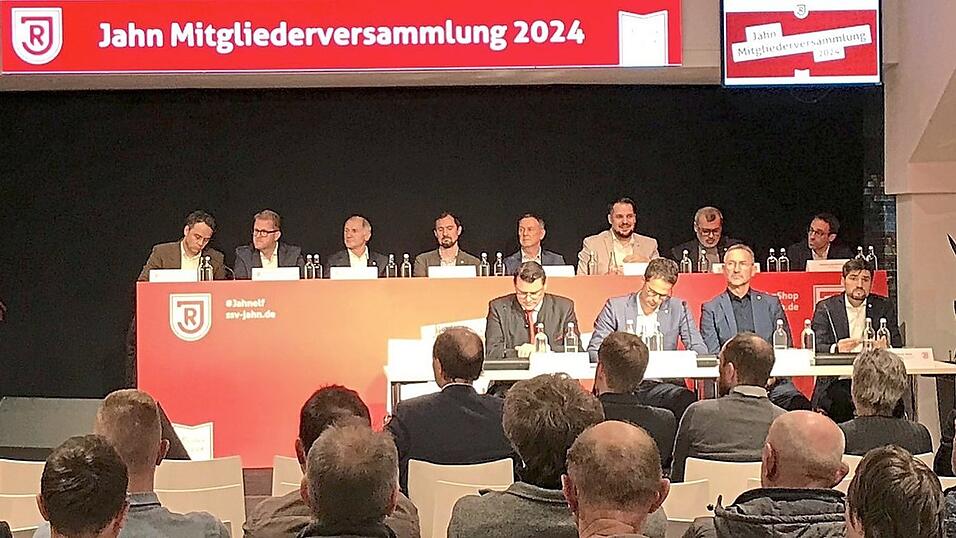Vorstandschef Hans Rothammer (am Pult) hielt seine letzte Rede als Vorstandschef. Vorstandschef Hans Rothammer (am Pult) hielt seine letzte Rede als Vorstandschef.