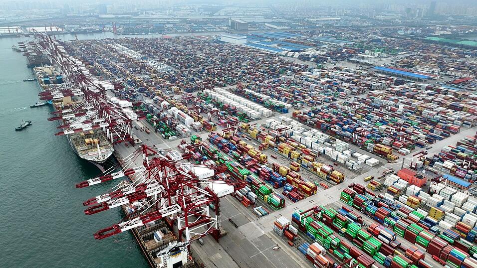 Der Einzug von Donald Trump hat in China Sorgen vor neuen Zöllen ausgelöst. Das wäre schlecht für den Außenhandel. Der Einzug von Donald Trump hat in China Sorgen vor neuen Zöllen ausgelöst. Das wäre schlecht für den Außenhandel.