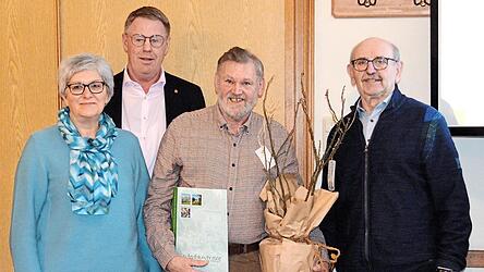 Josef Reil erhält in Anerkennung für seine besonderen Verdienste für den Naturschutz, aber auch für sein ehrenamtliches Engagement den Naturschutzpreis 'Grüner Daumen 2025'. Es gratulieren Bürgermeister Herbert Bauer und die beiden Vorsitzenden des OGV Friedersried, Georg Fritsch und Pia Drexler.