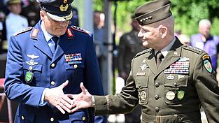 Eine Ebene unter Oberbefehlshaber General Christopher G. Cavoli (r) wird es demn&auml;chst einige &Auml;nderungen in der Nato-Kommandostruktur geben. Das Kommando &uuml;ber das Joint Force Command Brunssum werden sich dann Deutschland und Polen im Rotationsprinzip teilen. Derzeit wird es von dem deutschen General Ingo Gerhartz gef&uuml;hrt (l). (Archivbild)