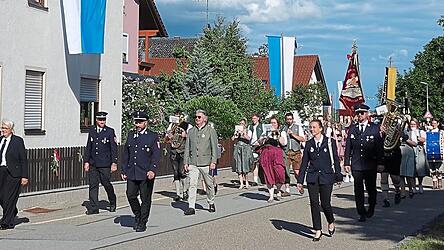 Die Festleitung f&uuml;hrte den Zug durch den Ort an.