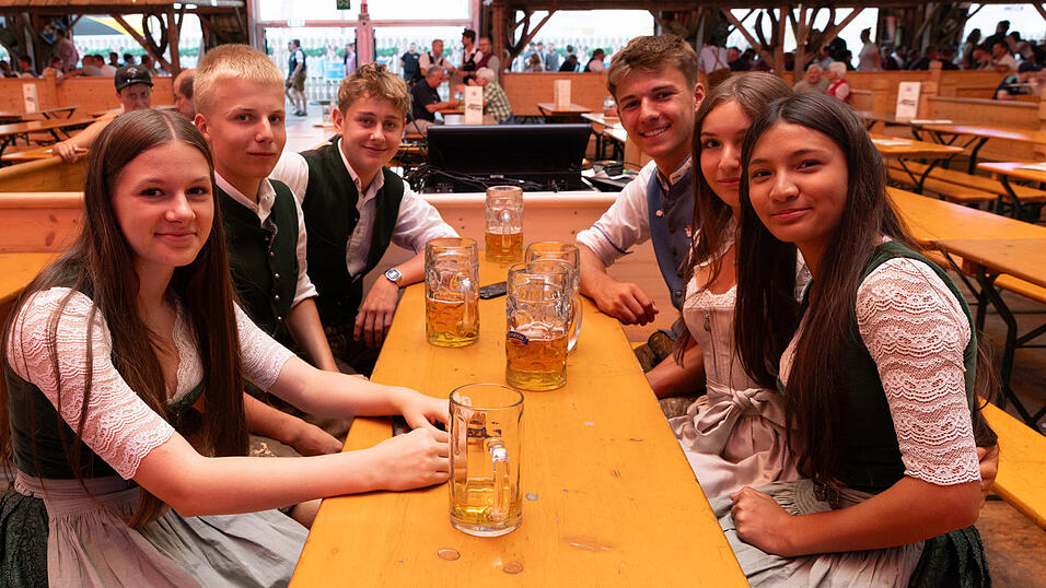 Die Partybilder vom Dienstag, 11. August, aus dem Festzelt Reisinger. Die Partybilder vom Dienstag, 11. August, aus dem Festzelt Reisinger.