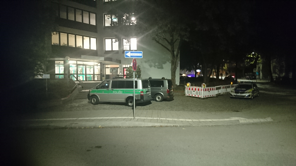 Bereits am Montagnachmittag ging bei der Marianne-Rosenbaum-Schule in Straubing eine Bombendrohung ein. Die Polizei durchsuchte das Gebäude bis in die Nacht mit Sprengstoffhunden. Bereits am Montagnachmittag ging bei der Marianne-Rosenbaum-Schule in Straubing eine Bombendrohung ein. Die Polizei durchsuchte das Gebäude bis in die Nacht mit Sprengstoffhunden.