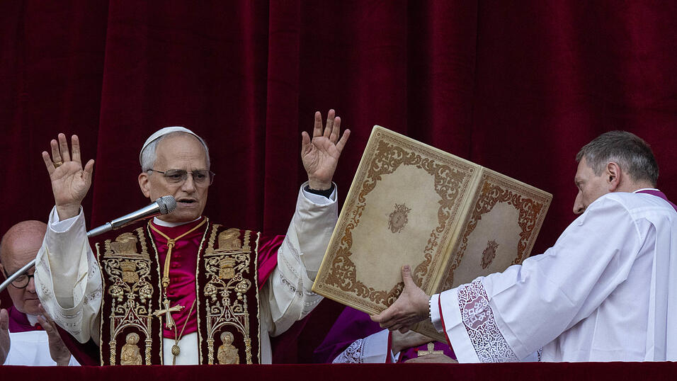 Der neu gewählte Papst Leo XIV., der US-Amerikaner Robert Prevost, erscheint nach dem Konklave auf dem Balkon des Petersdoms im Vatikan. 