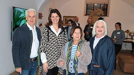 Heinz-Friedrich Schönleber, Tanja Schweiger, Johanna Schönleber (Mutter) und Evelyn Schönleber (Schwester) beim Netzwerktreffen auf dem Haselhof. In absehbarer Zeit sollen Hanffasern als Ersatz von oder zumindest als Beimischung zu Baumwollstoffen regional hergestellt werden.