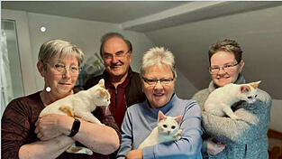 Drei der aktiven Katzenbetreuerinnen stellten ihre Arbeit auch Landrat Franz L&ouml;ffler vor.