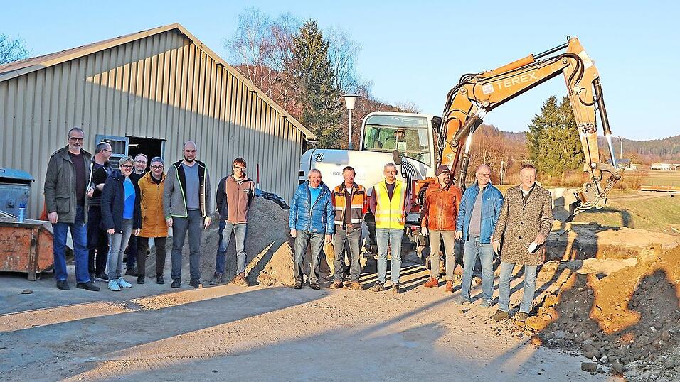 Zum Ortstermin bei der Kl&auml;ranlage Geigant fanden sich neben den Mitgliedern des Bauausschusses und Vertretern der Stadtverwaltung auch Kai Christensen und Benedikt Brandstetter von BBI Ingenieure und Kl&auml;rw&auml;rter G&uuml;nter Gruber ein.