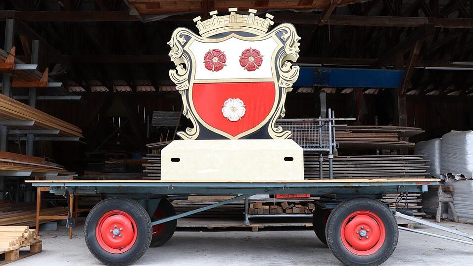 Das Moosburger Stadtwappen wird auf dem Mottowagen '100 Jahre Herbstschau' thronen. Bis dahin wird der Wagen noch mit Blumen und Tüchern geschückt. Das Moosburger Stadtwappen wird auf dem Mottowagen '100 Jahre Herbstschau' thronen. Bis dahin wird der Wagen noch mit Blumen und Tüchern geschückt.