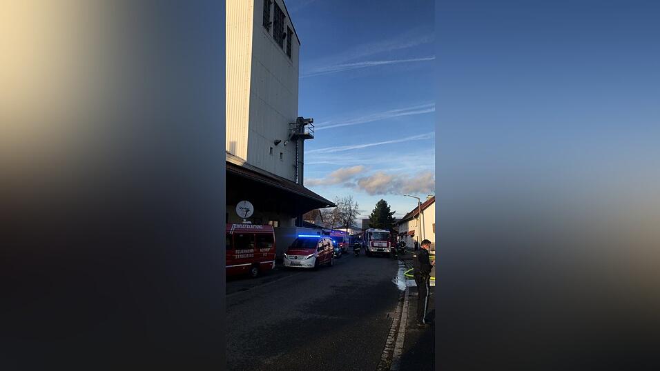 Feuerwehreinsatz in Straubing: Dort ist am Samstagnachmittag eine Scheune in Brand geraten.