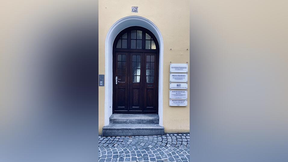 In Landshut bleiben die Türen der kinder- und jugendpsychiatrischen Praxis von Olaf Schukai und Denise Quitterer nach Weihnachten verschlossen. Das Schild am Eingang ist abmontiert.