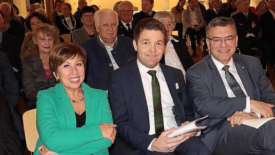 Als CSU-Ortsvorsitzender tritt Max Mader (Mitte) auch mal als Gastgeber auf. So geschehen beim CSU-Neujahrsempfang, wo der 39-J&auml;hrige in der ersten Reihe Platz nahm.