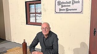 Hanns Georg Seidl im Interview mit unserer Redaktion in der Kulisse seiner Inszenierung 'Gänswürger, Gump und Kumpane'.