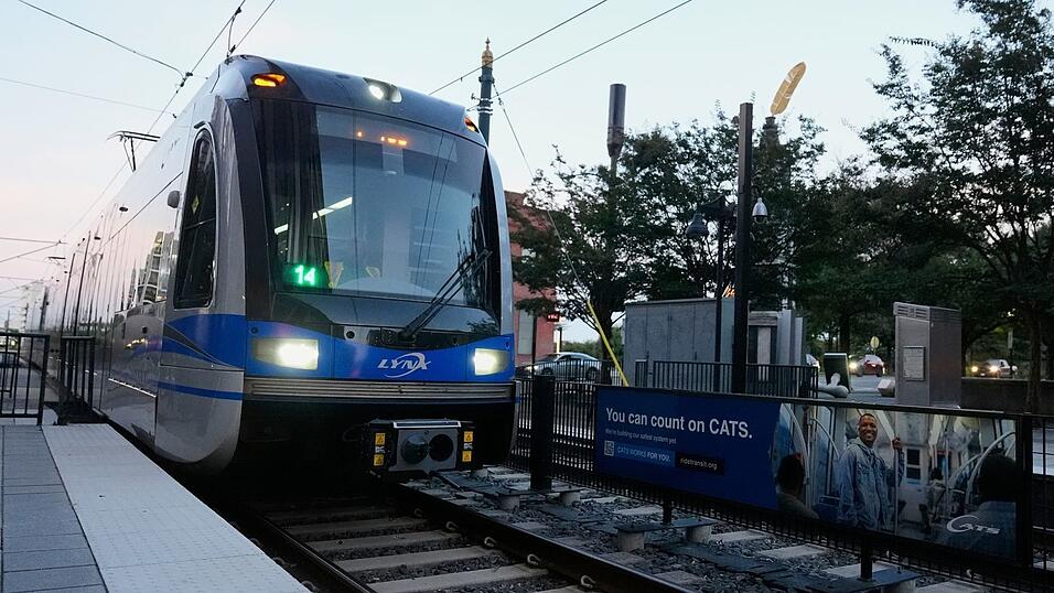 In einer Stadtbahn in den USA kam es zu einem tödlichen Angriff auf eine junge Frau. In einer Stadtbahn in den USA kam es zu einem tödlichen Angriff auf eine junge Frau.