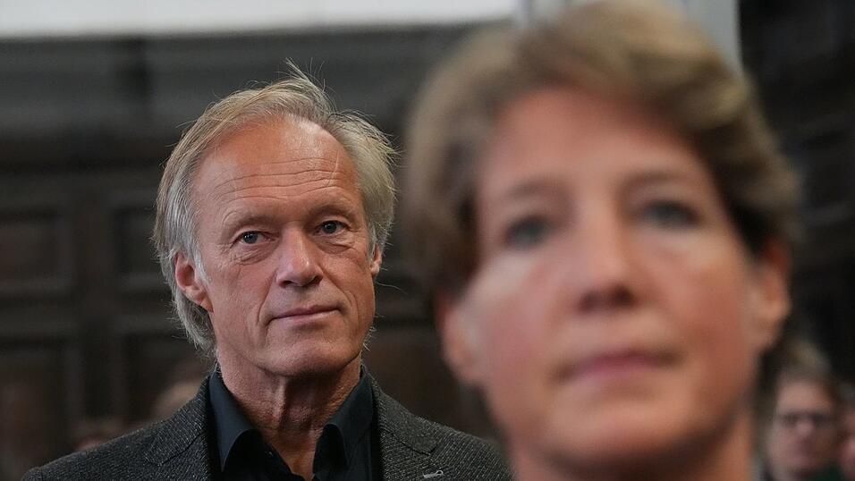 Der ehemalige Fernsehmoderator Gerhard Delling hat nach Aussage eines Zeugen angeboten, die Kinder von Glücksburg nach Hamburg zu fahren. Der ehemalige Fernsehmoderator Gerhard Delling hat nach Aussage eines Zeugen angeboten, die Kinder von Glücksburg nach Hamburg zu fahren.