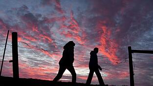 Als Paar am Berg unterwegs - bringt das Probleme? (Symbolbild)