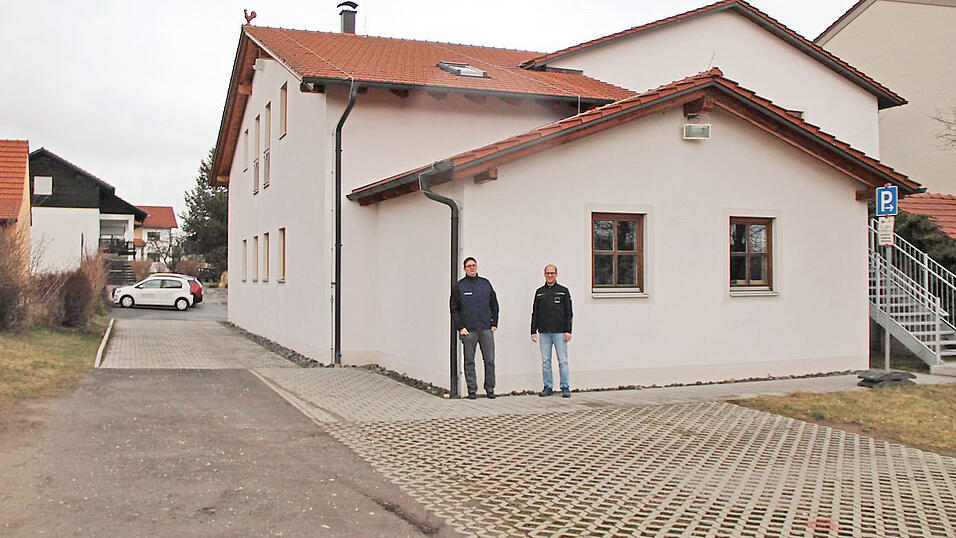 Dort, wo Kommandant Thorsten Kreis und Vorsitzender Thomas Schaller stehen, wird der &Uuml;bergang in die neue Halle sein.
