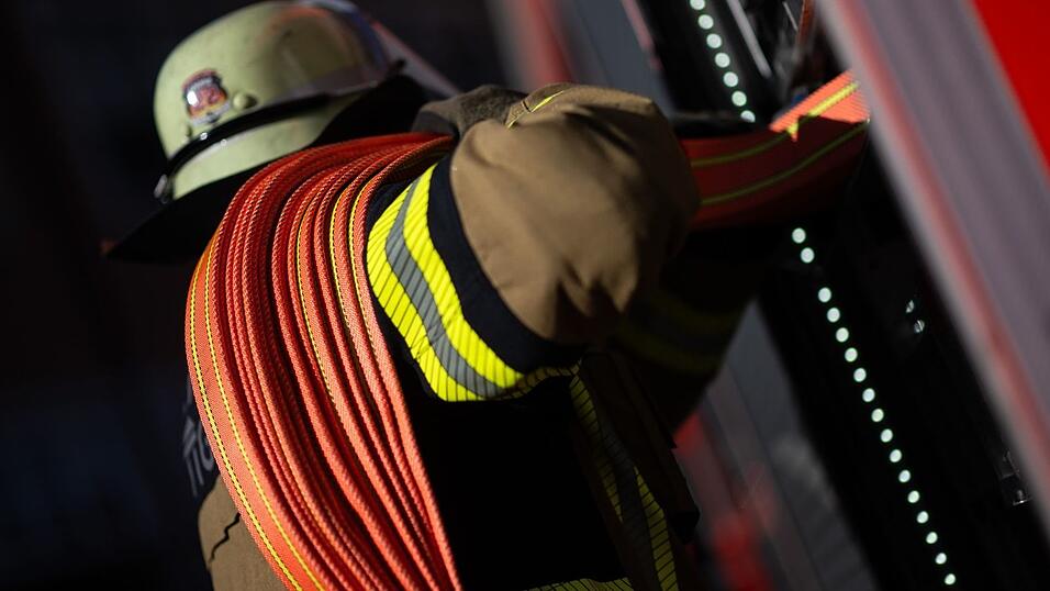 Feuerwehrleute löschen den Brand in einer Schreinerei. (Symbolbild)