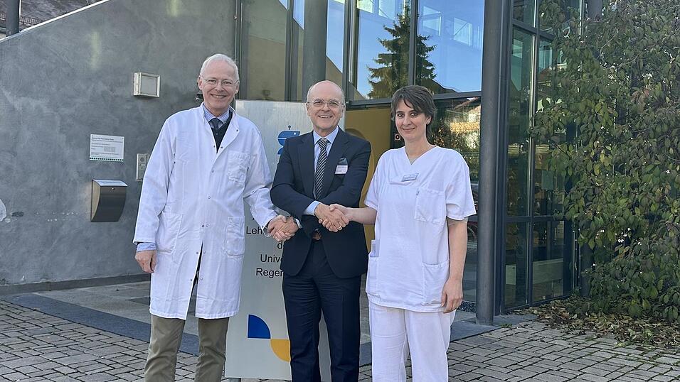 Dr. Thomas Koch (Mitte), Gesch&auml;ftsf&uuml;hrer der Sana-Kliniken, stellt Dr. Richard Wojdat als Chefarzt der Gyn&auml;kologie vor. Mit im Bild ist Dr. Irmela Schrettenbrunner, die die Geburtshilfe verantwortet.