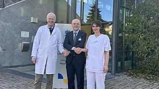 Dr. Thomas Koch (Mitte), Geschäftsführer der Sana-Kliniken, stellt Dr. Richard Wojdat als Chefarzt der Gynäkologie vor. Mit im Bild ist Dr. Irmela Schrettenbrunner, die die Geburtshilfe verantwortet.